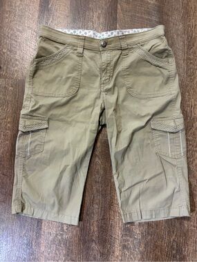 Vintage Early 2000’s Lee Olive Green Cargo-Style Capris